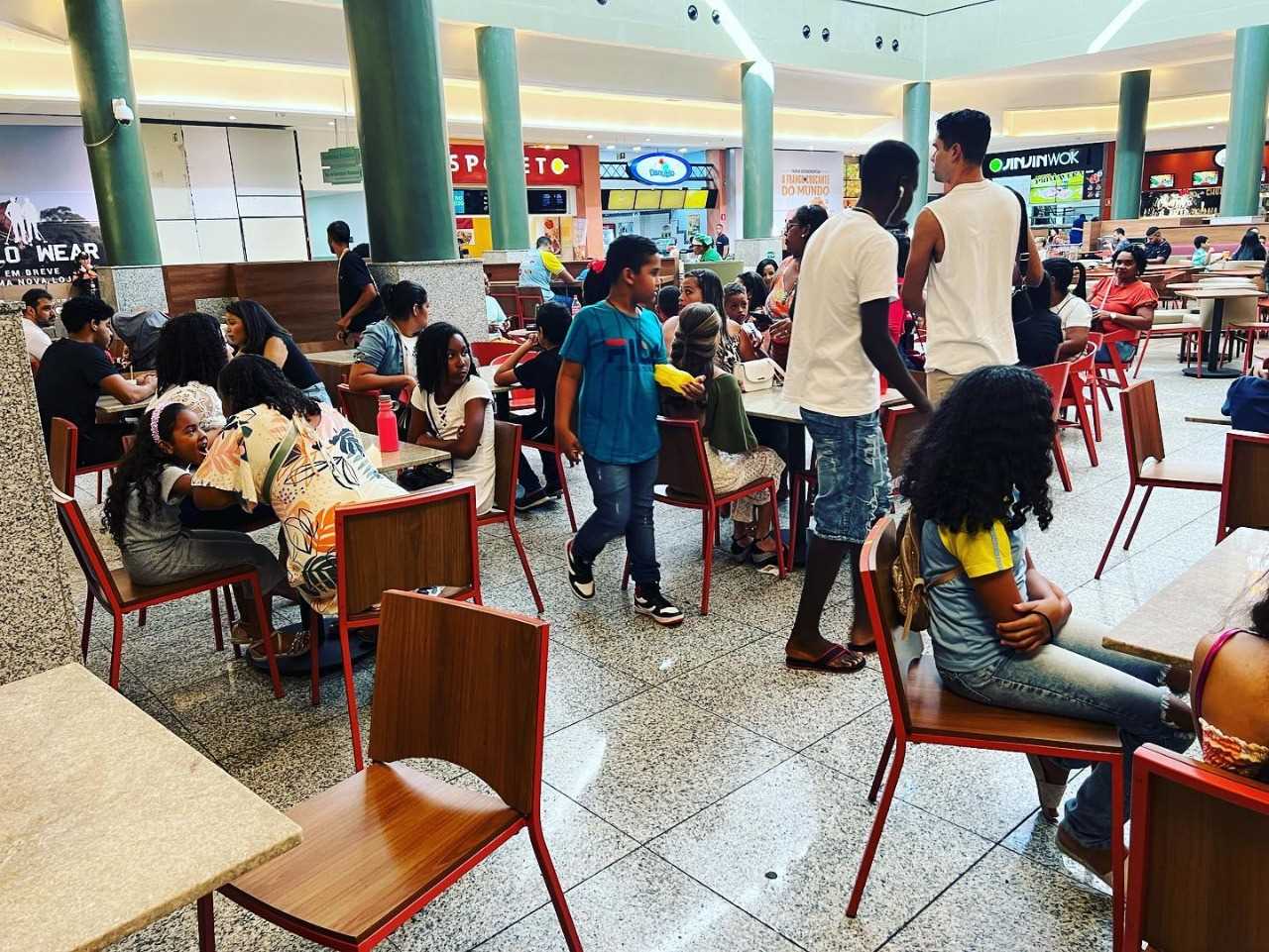 Camacã: Projeto aluno nota 10 da Secretaria de Educação premeia alunos a um passeio no shopping